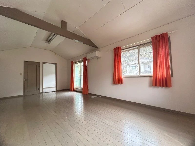 【２F洋室】寝室や趣味、子育てにも！16帖の広々洋室です♪※2026年4月撮影