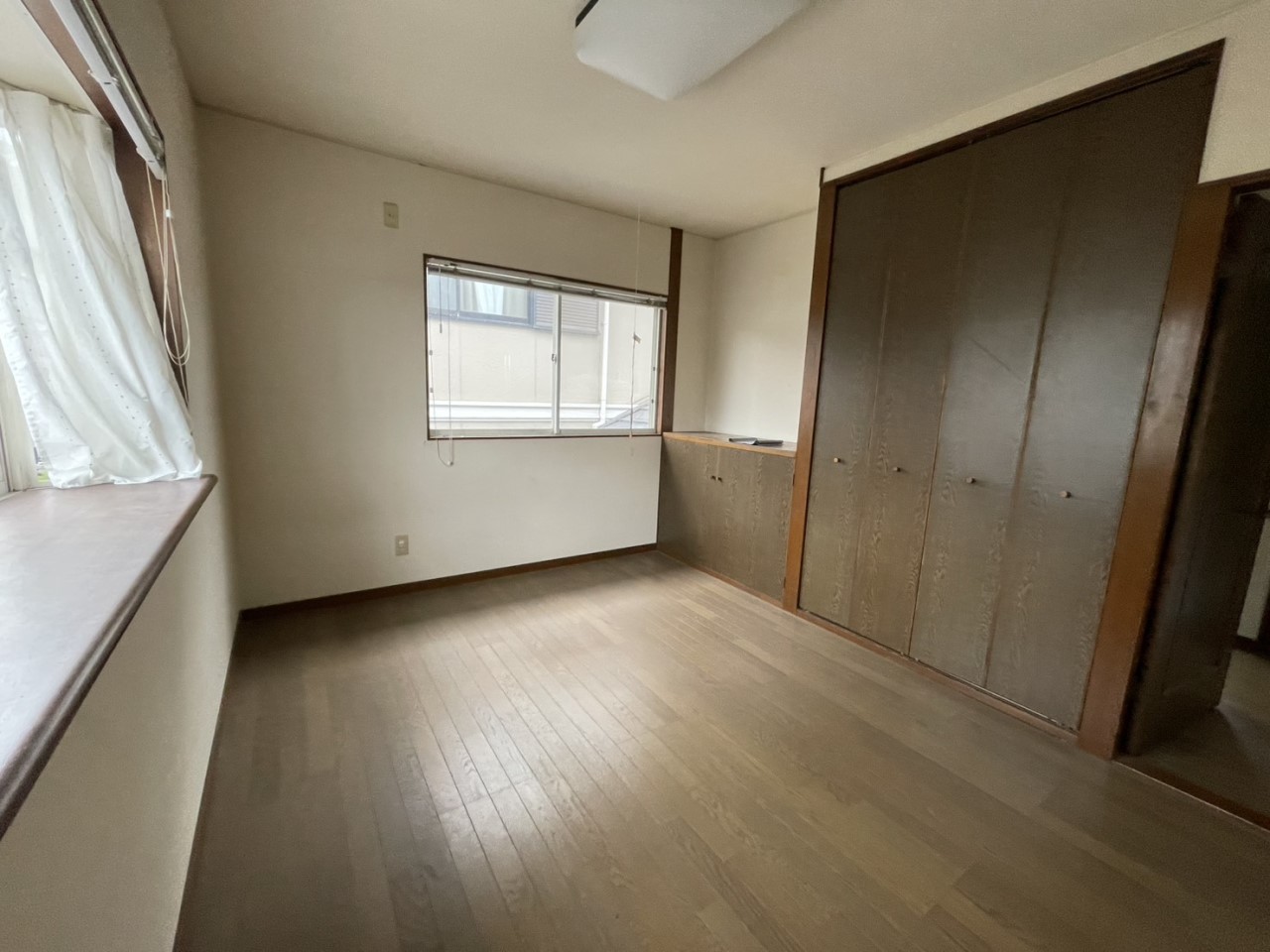 【２F洋室】収納付きで広く使える洋室です♪書斎や趣味の部屋にもピッタリ♪※2026年4月撮影