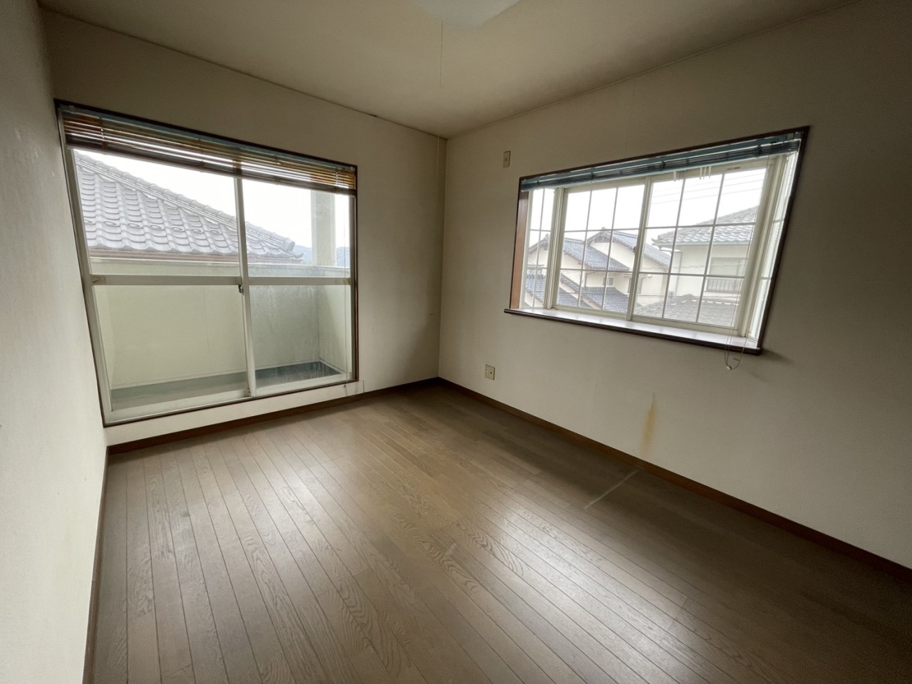 【２F洋室】バルコニー付き洋室。風通しと日当たりの良いお部屋です♪※2026年4月撮影