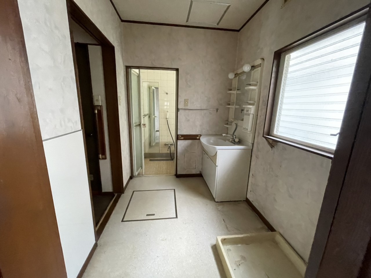 【洗面脱衣所】横に並んでも手狭にならない、ゆとりある洗面脱衣所です♪※2026年4月撮影