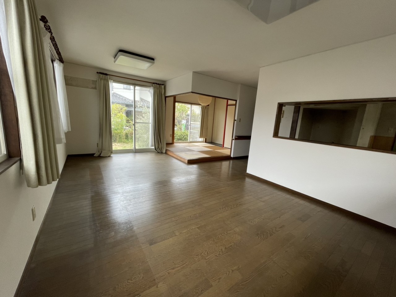 【リビング】陽光注ぐ明るい空間は開放的で家族の会話も弾みます♪※2026年4月撮影