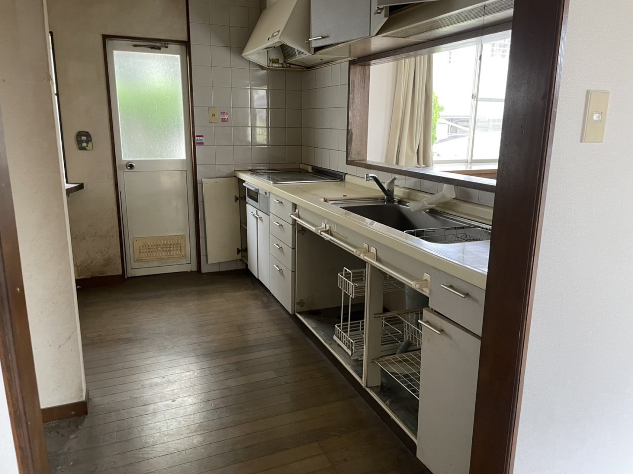 【キッチン】勝手口付きのキッチンはIH仕様！毎日のお手入れも楽々です♪※2026年4月撮影