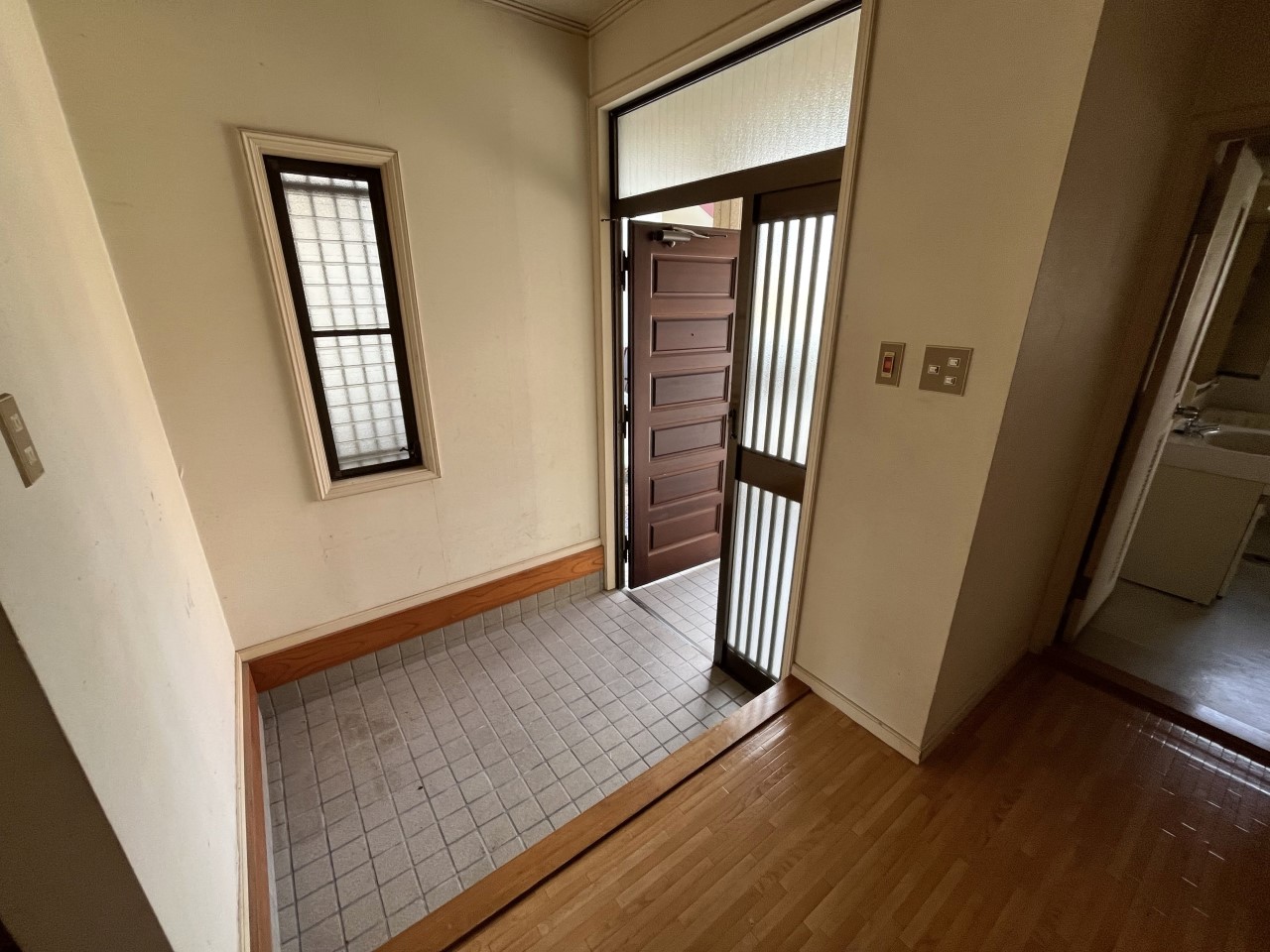 【玄関】広々とした玄関は収納ボックスを置いてもゆとりがあります♪※2026年  3月撮影