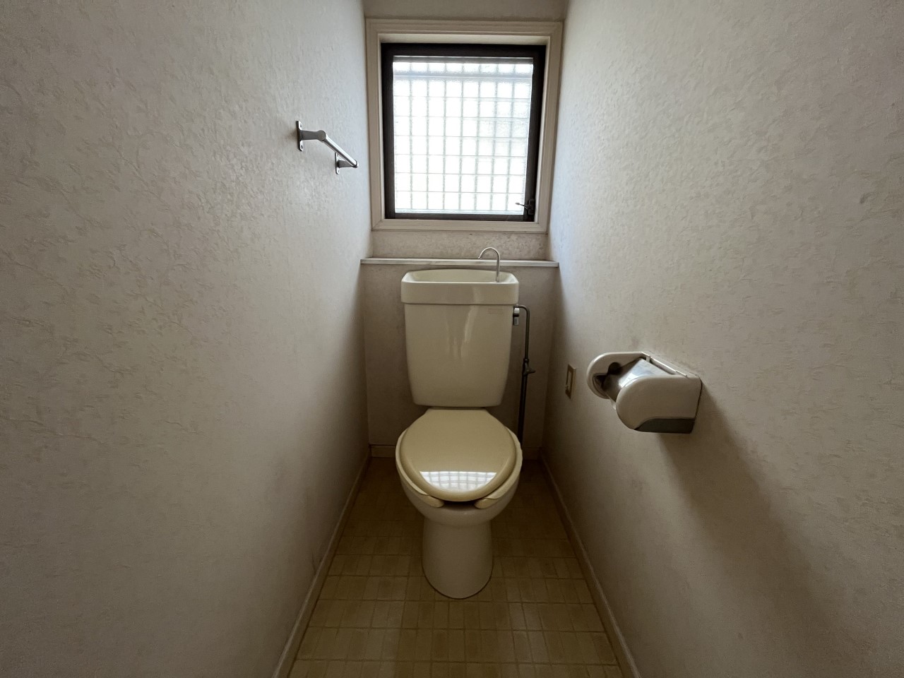 【1Fトイレ】窓付きで換気もスムーズなトイレです♪※2026年3月撮影