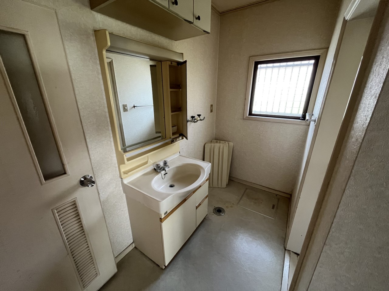 【洗面脱衣所】窓付き洗面所で湿気がこもらず、毎日清潔な空間を保ちます♪※2026年3月撮影