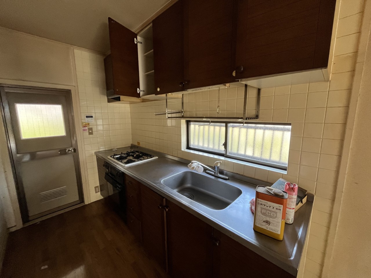 【キッチン】目の前に窓があるので手元が明るく、換気もすぐにできます♪※2026年3月撮影
