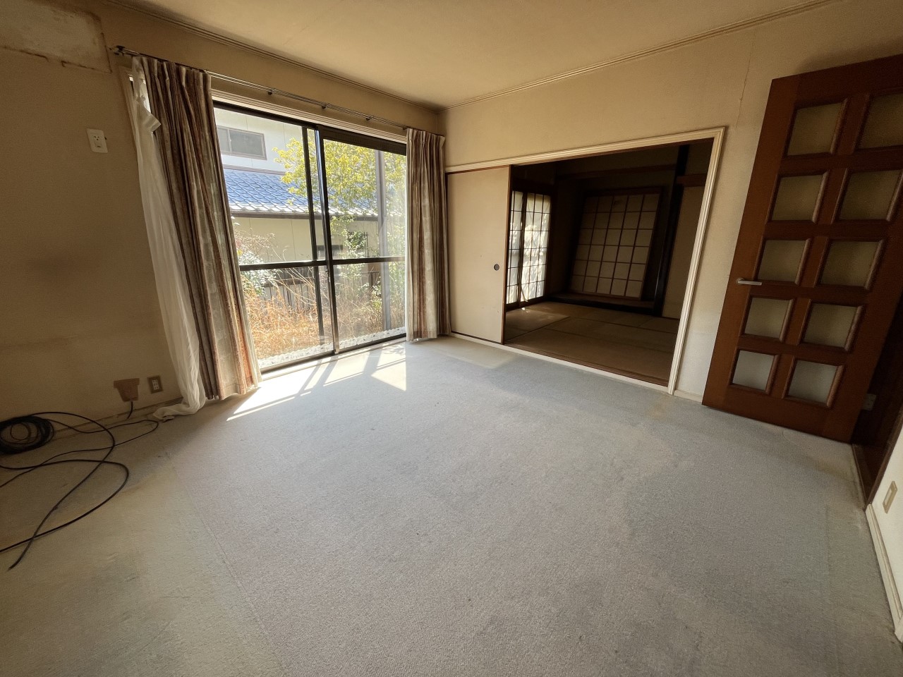 【1F洋室】大きな窓のある洋室はリビングとしても使えます♪※2026年3月撮影