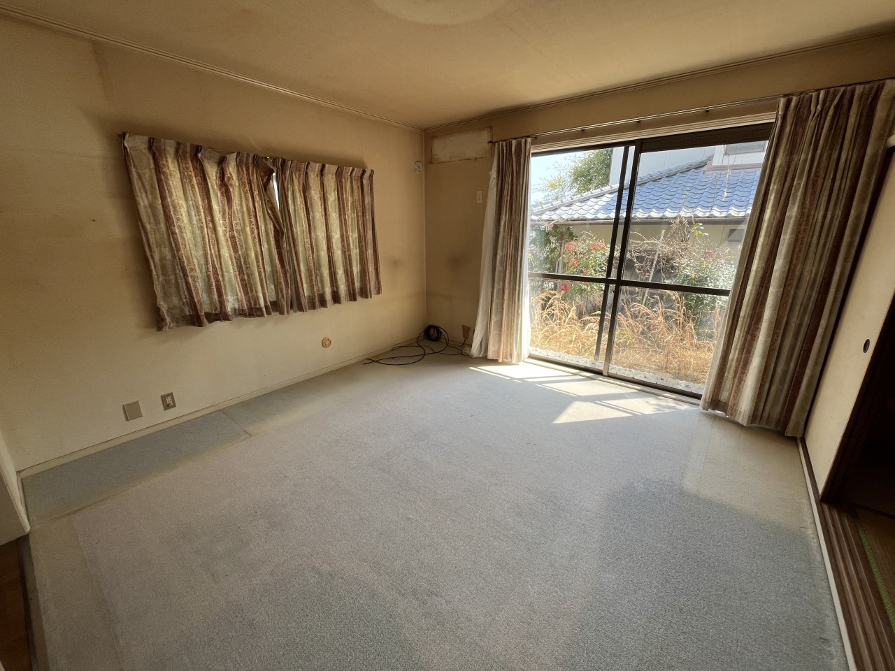 【1F洋室】物置物（カーテン・照明等）は撤去後のお引渡しとなります！※2026年3月撮影