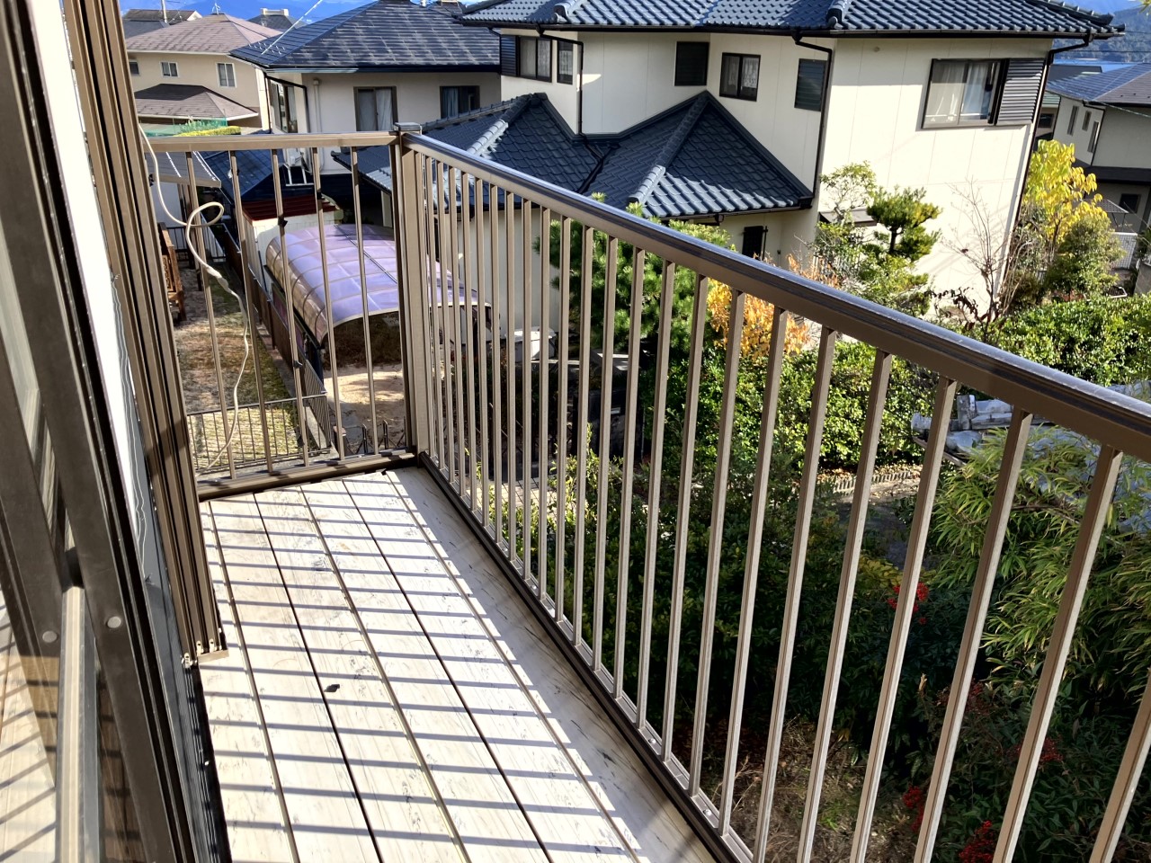 【バルコニー】和室と繋がる広々バルコニー。陽当たり良好でお洗濯も快適♪※2025年12月撮影