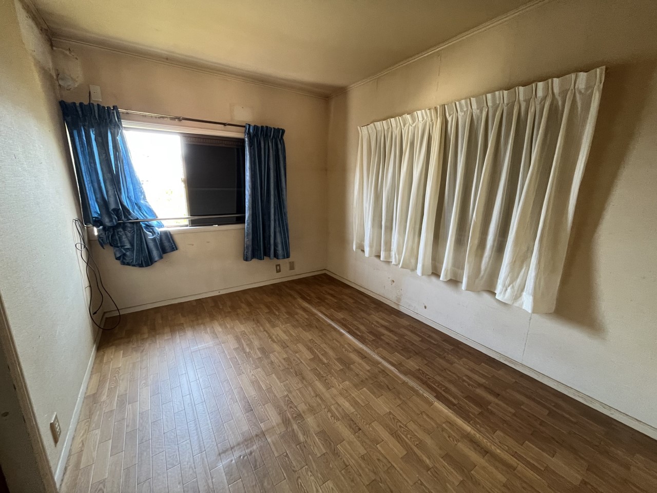 【2F洋室】フローリングなのでお掃除ラクラク♪２面採光のお部屋です♪※2026年3月撮影