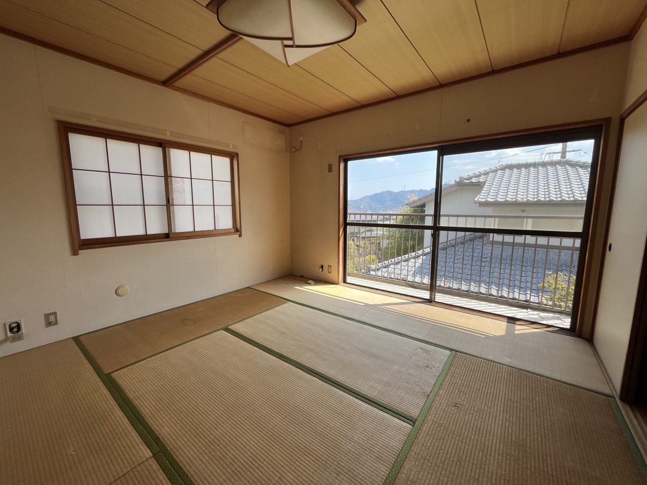 【2F和室】日当たり良好なバルコニー付き。客間や趣味の場として使える和室※2026年3月撮影