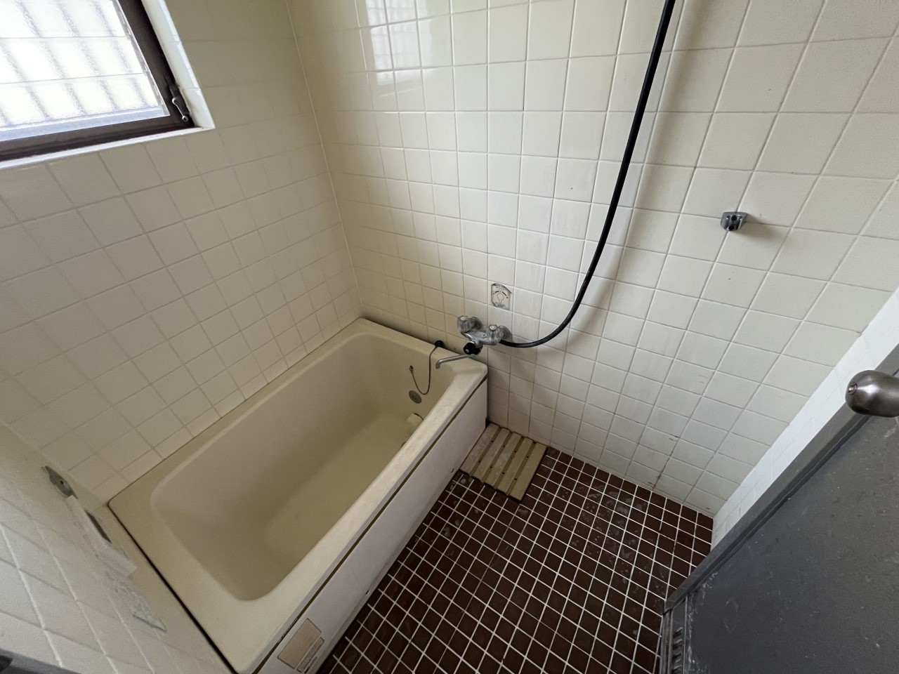 【浴室】窓がついていてすぐに換気ができるのでカビができにくくなります♪※2026年3月撮影