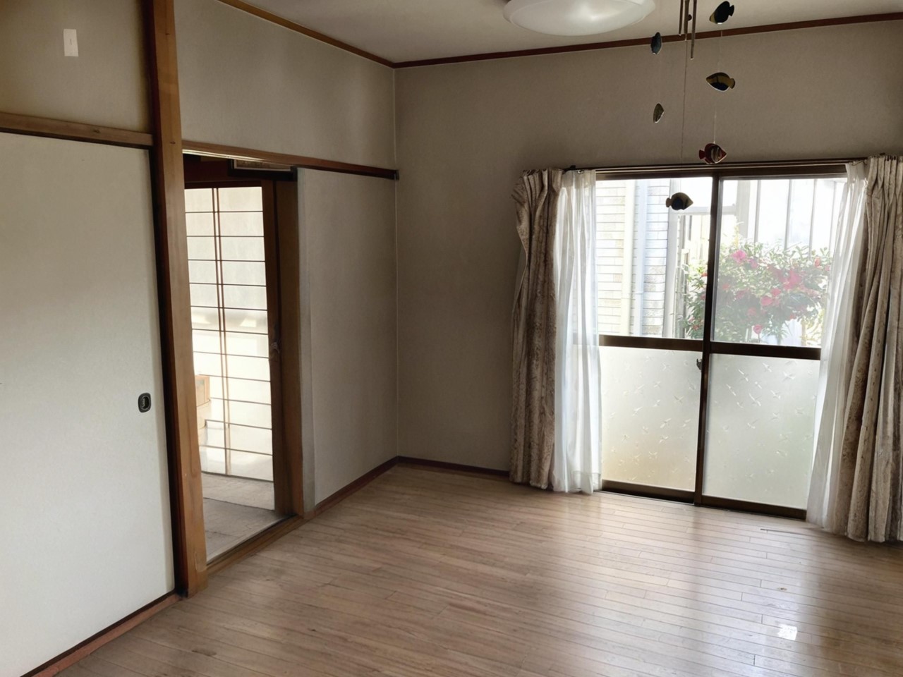 【1F洋室】※AIで既存の家具を取り除いたイメージです※2026年4月撮影