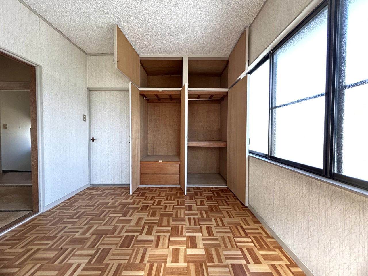 【２F洋室】収納付きで広く使える洋室です♪※リフォーム前写真です※2026年4月撮影