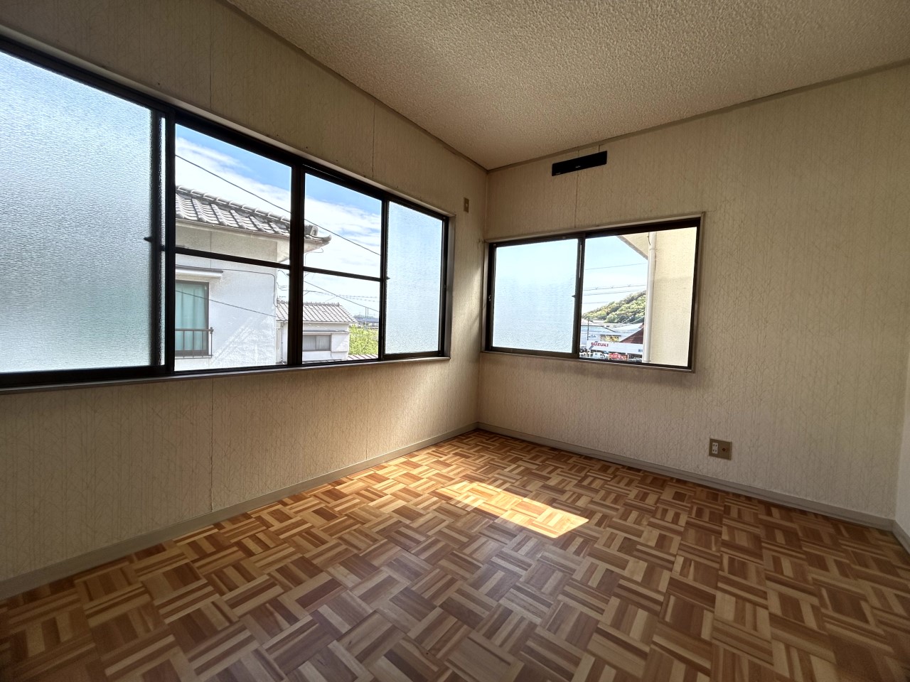 【２F洋室】日当たりのよい２面採光のお部屋♪※リフォーム前写真です※2026年4月撮影