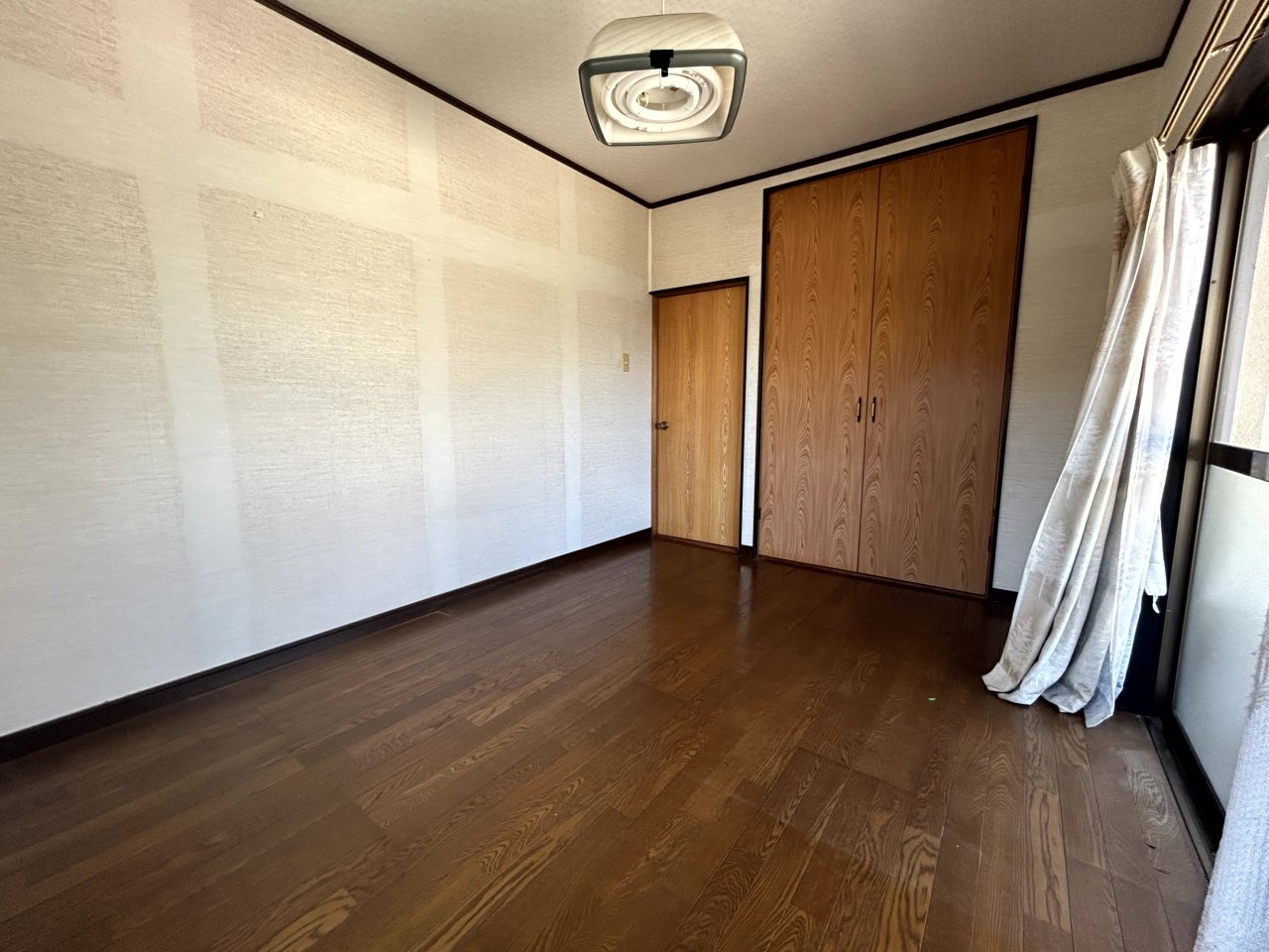 【２F洋室】家具を置いてもゆったりと過ごせる洋室です※2026年5月撮影