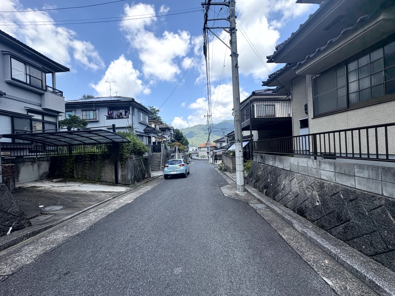 現地前面道路※リフォーム前の写真です（2025.8月撮影）