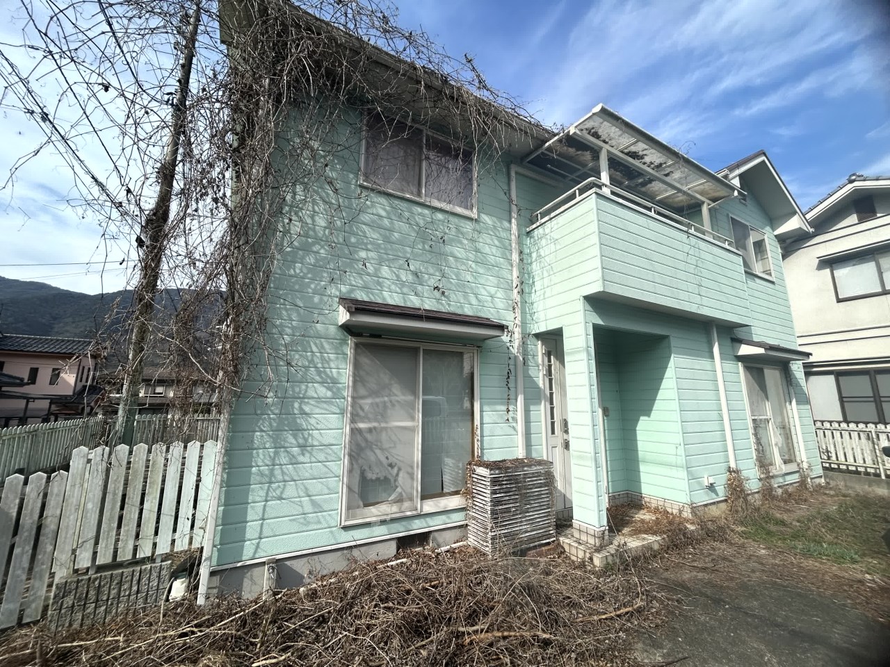 【外観】閑静な住宅街に佇む2台駐車可能＆４LDK+S（納戸）の戸建です♪※2026年2月撮影