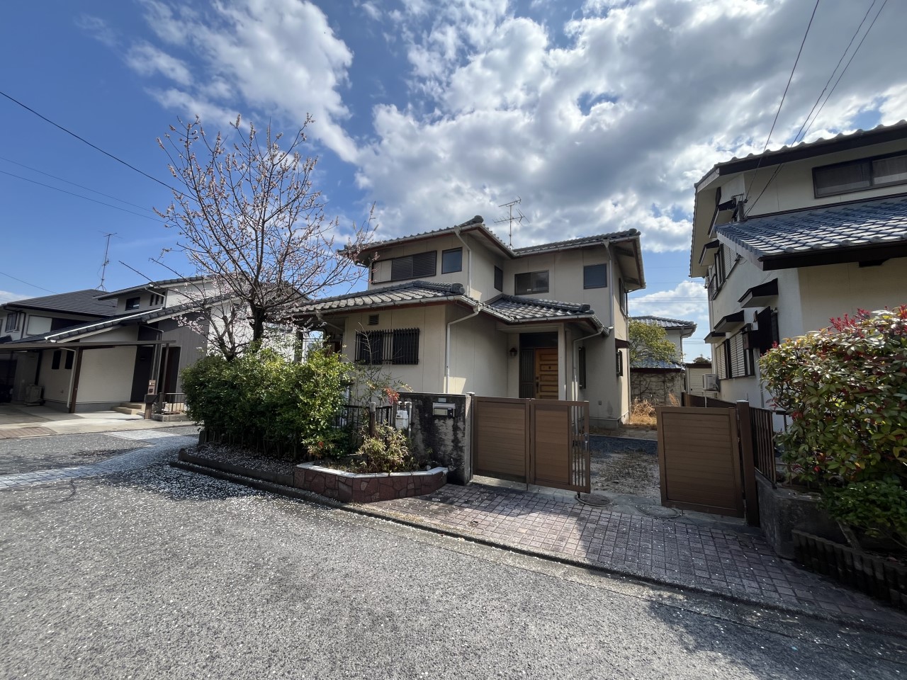 【外観】学校や買い物施設まで徒歩12分（約900ｍ）圏内の立地です♪※2026年3月撮影