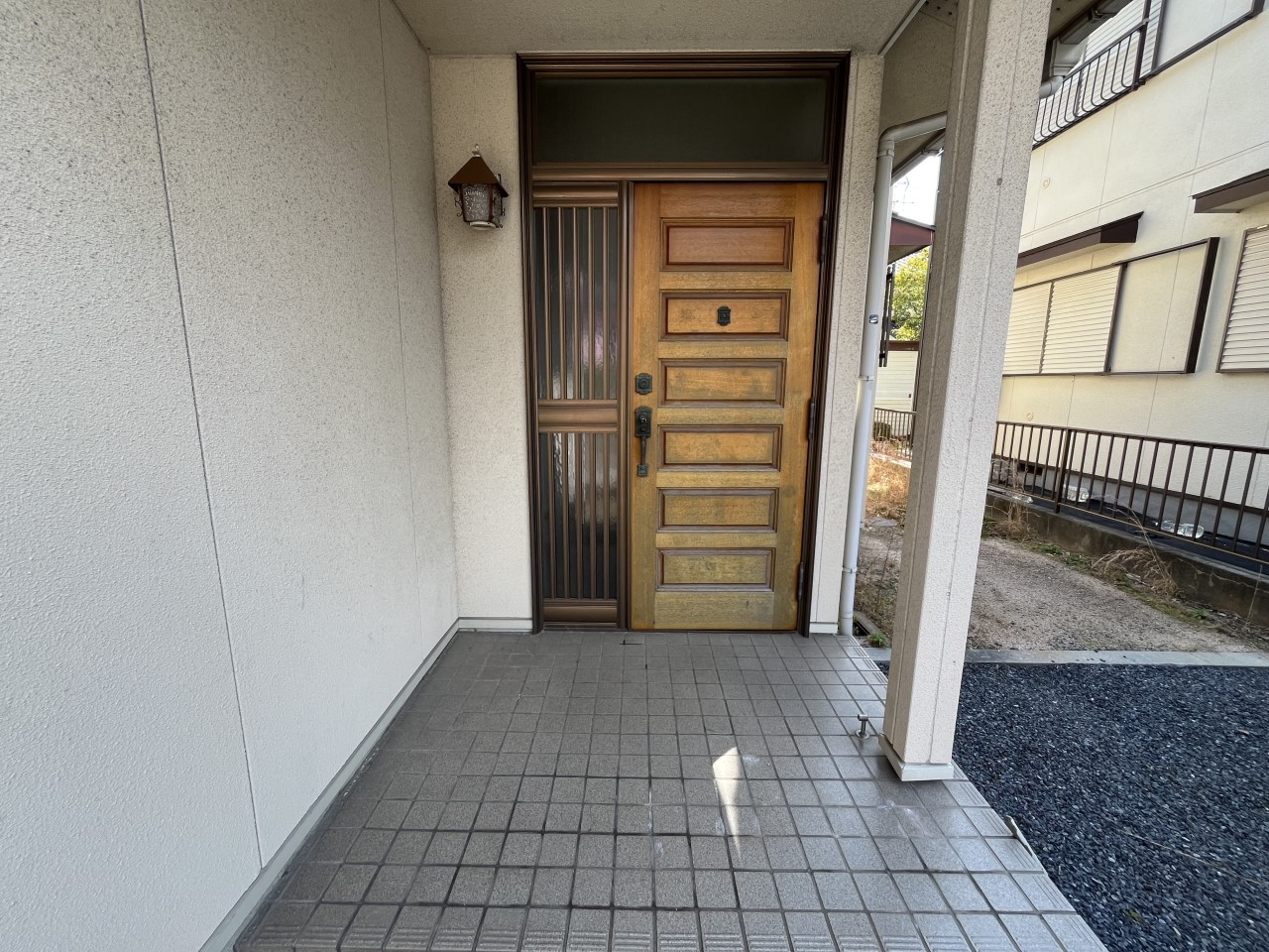 【玄関】雨の日も安心の屋根付き玄関♪※2026年3月撮影