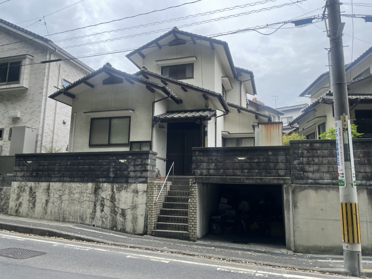 【外観】中学校やスーパー、ドラックストアなどの買い物施設が徒歩圏の立地♪※2026年4月撮影