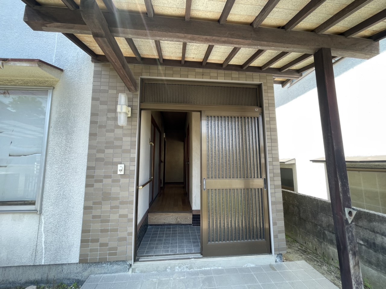 【玄関】雨の日も安心の屋根付き玄関※2026年5月撮影