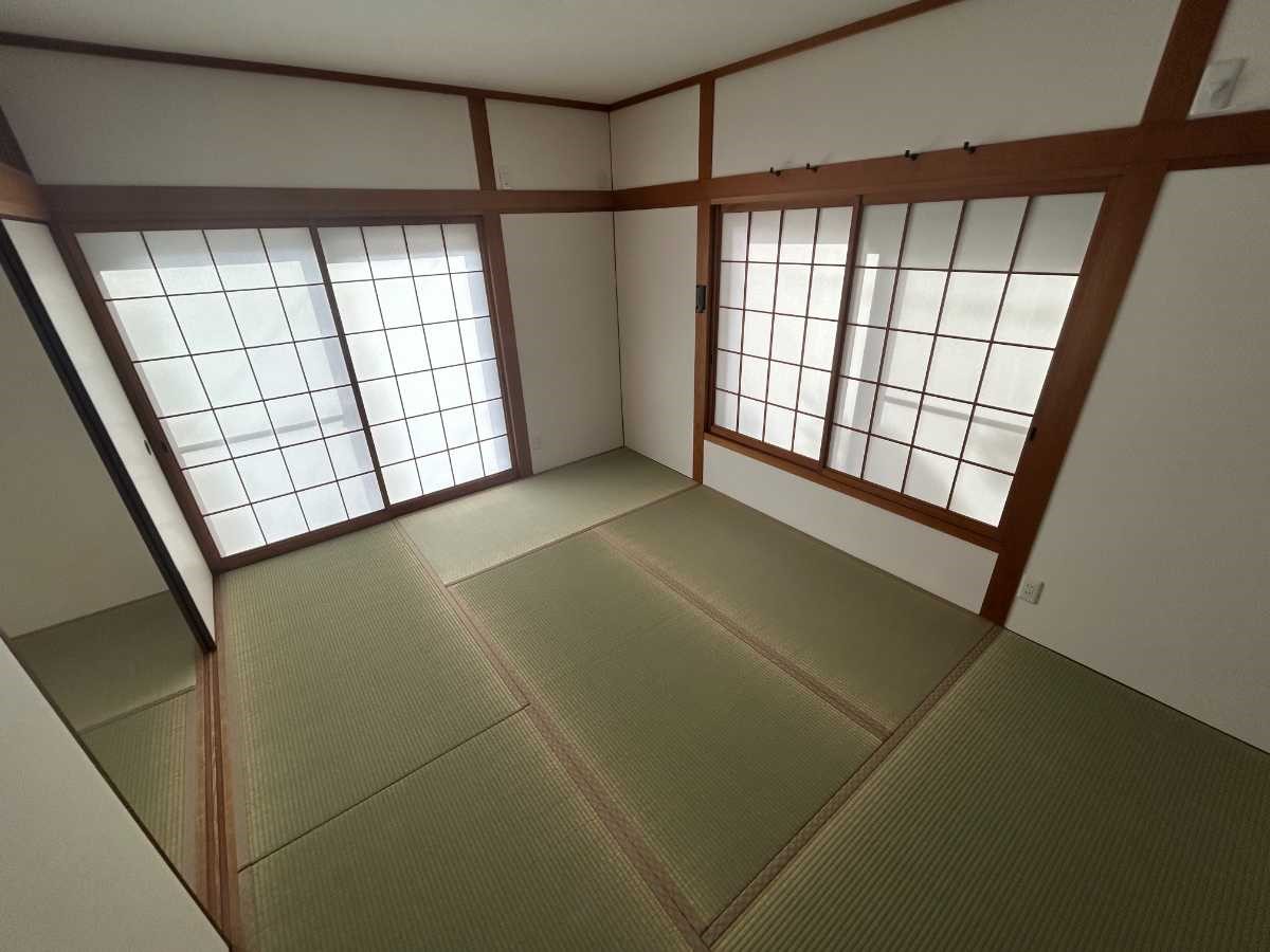 《1F和室》続き間の和室は広く、ゆったりとくつろげる空間です。（2025年12月撮影）