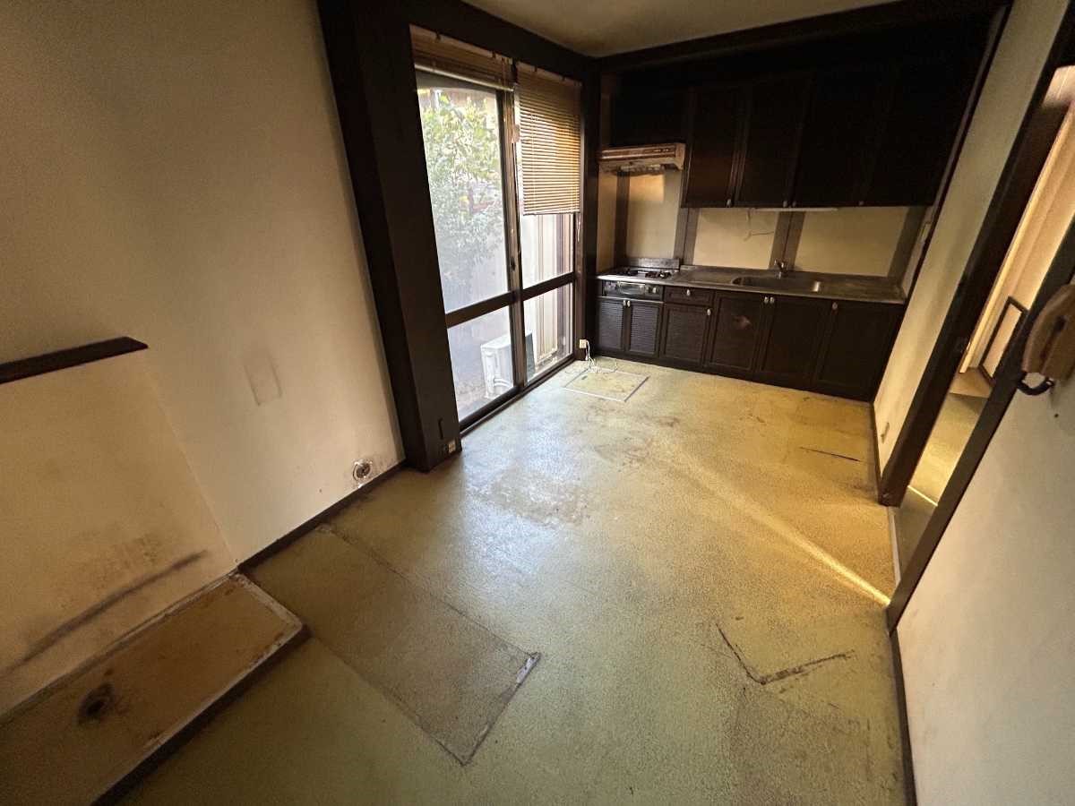 《ダイニングキッチン》広々としたダイニングキッチンです！（2025年10月撮影）