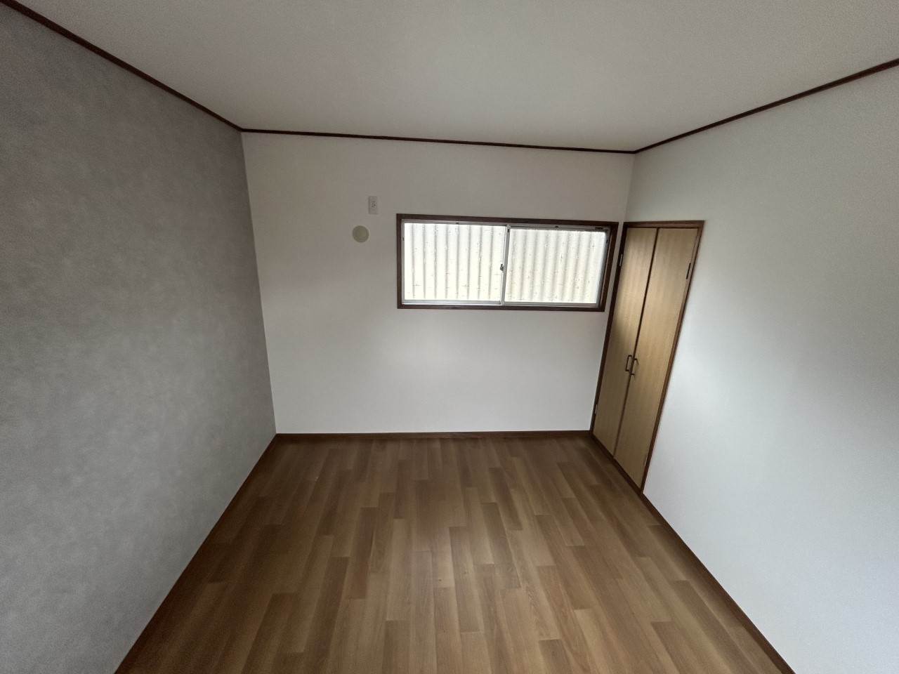 《２F洋室》収納付きの洋室で荷物が片付く快適なお部屋に（令和8年2月撮影）※リフォーム後写真