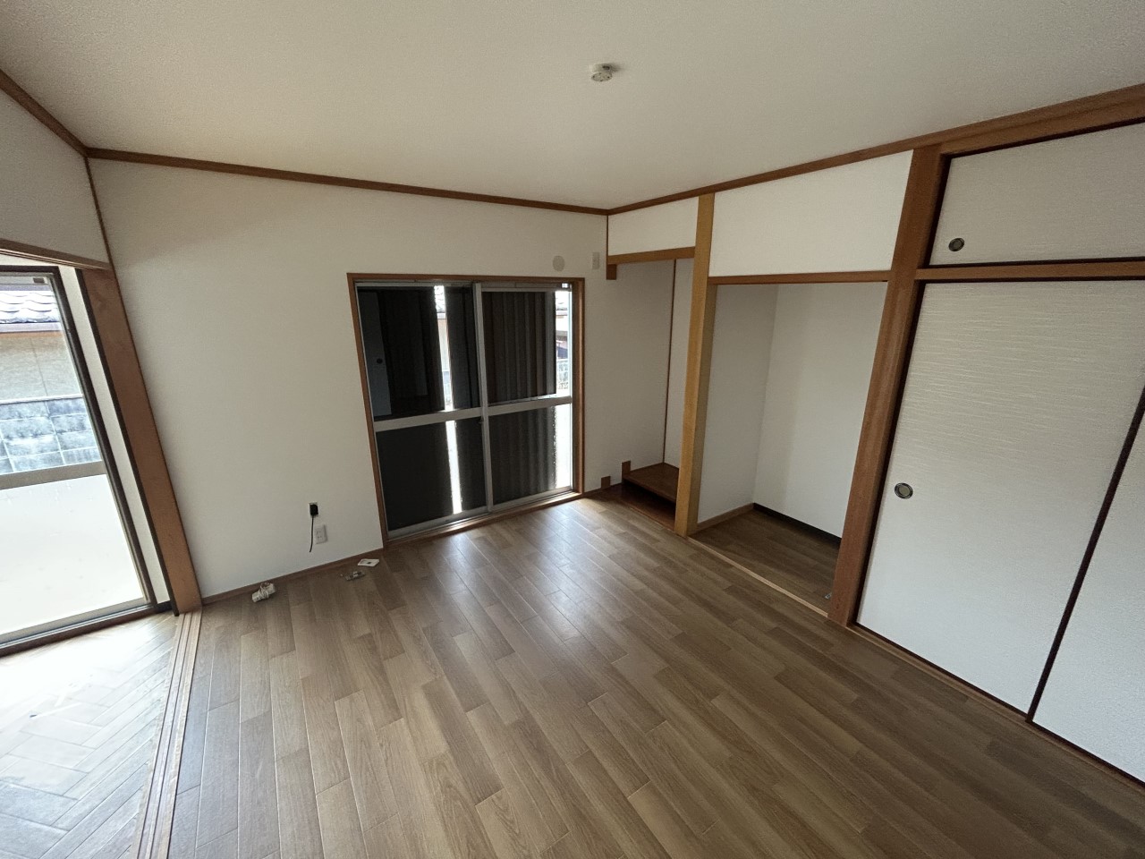 《１F洋室》リフォーム済み洋室。開放的な出窓に加え、収納付き（令和8年2月撮影）　※リフォーム後写真