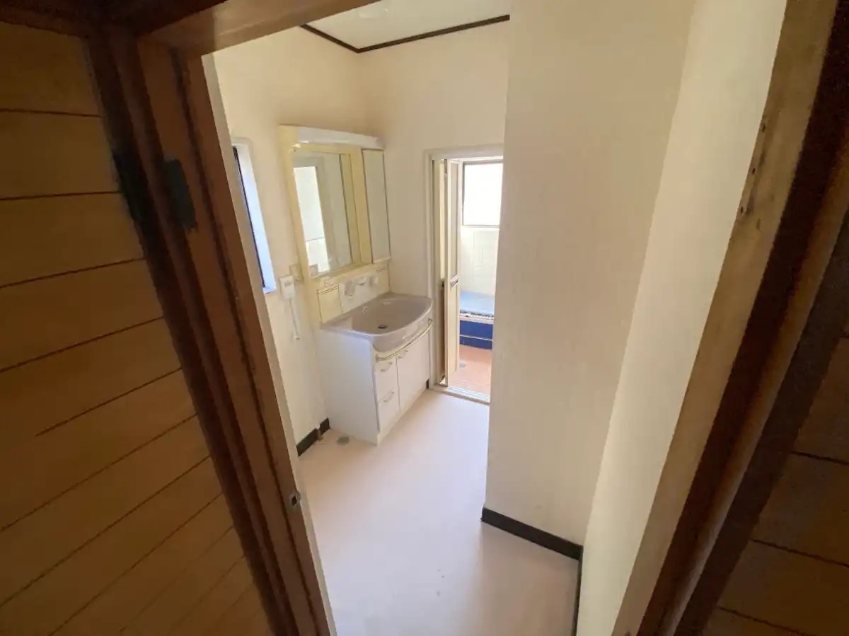 《洗面所》窓のついた日当たりのよい洗面所です。（2025年11月撮影）