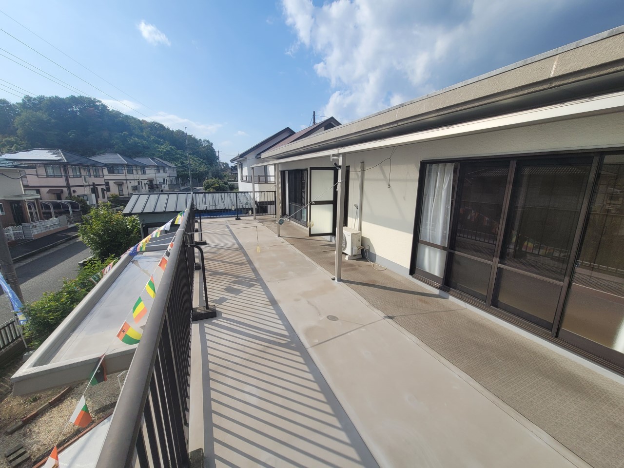 《バルコニー》広々としたスカイバルコニーは見晴らし良好！お洗濯物もたくさん干せます！（2025年11月撮影）