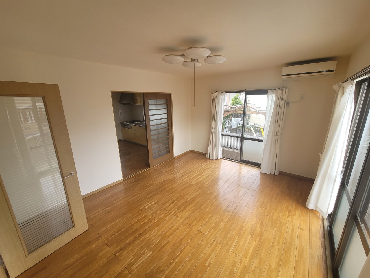 《リビング》日当たり良好のリビングです。（2025年11月撮影）