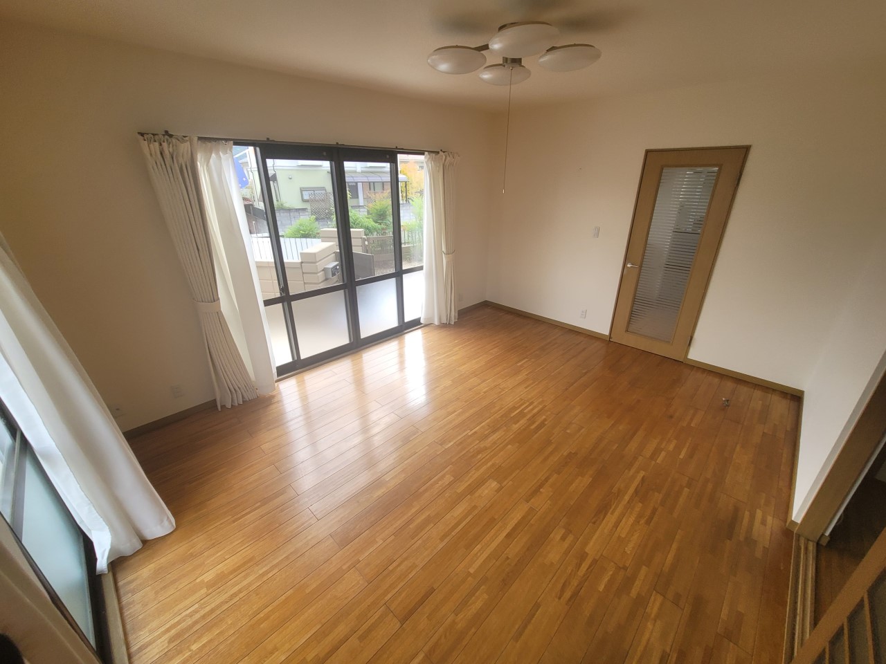 《リビング》リビングはフローリングなのでお掃除がしやすいです♪（2025年11月撮影）