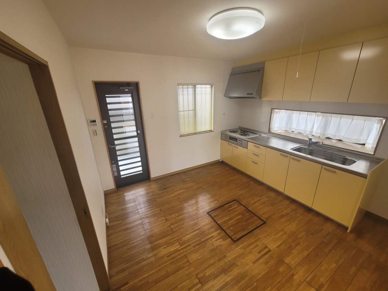 《キッチン》目の前に窓があるので換気もすぐにできます♪（2025年11月撮影）