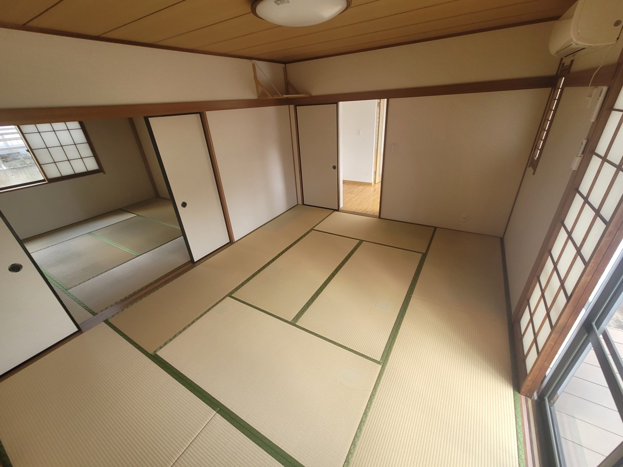 《和室》続き間の和室は広く、ゆったりとくつろげる空間です。（2025年11月撮影）