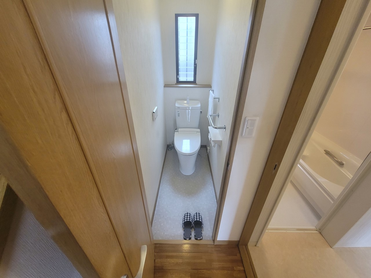 《トイレ》清潔感のあるトイレはウォシュレット付き！（2025年11月撮影）