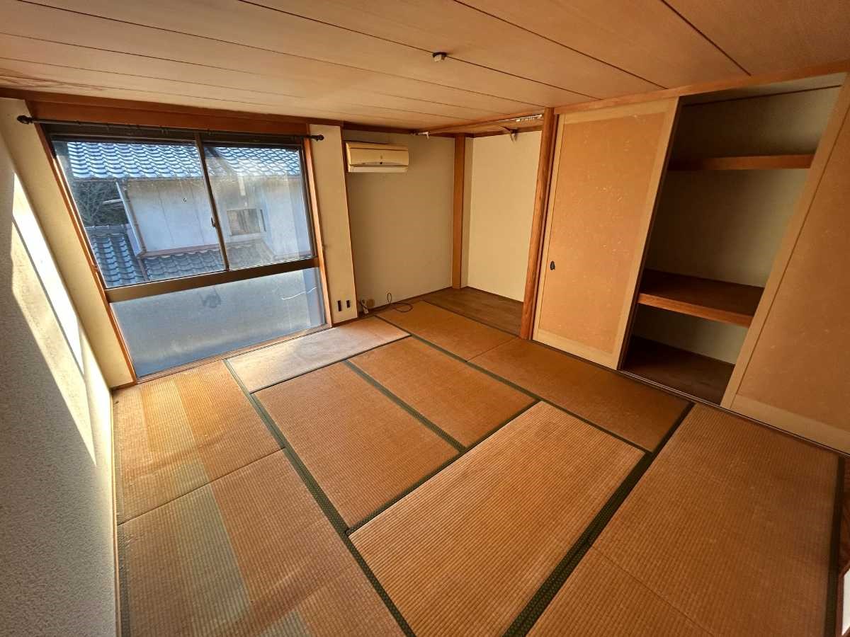 《2F和室》10帖ある和室は広く、ゆったりとくつろげる空間です。（2025年10月撮影）※リフォーム前写真