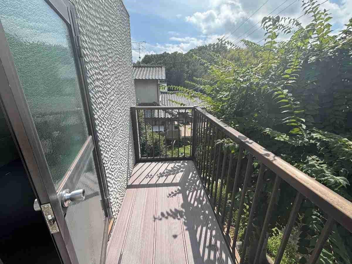 《ベランダ》日当たりがよく、お洗濯物が速く乾きそうです♪（2025年10月撮影）※リフォーム前写真