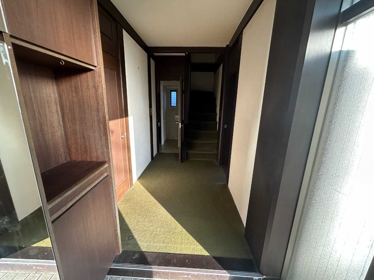 《玄関》スペースがあるのでスムーズに靴の脱ぎ履きができます♪（2025年10月撮影）※リフォーム前写真