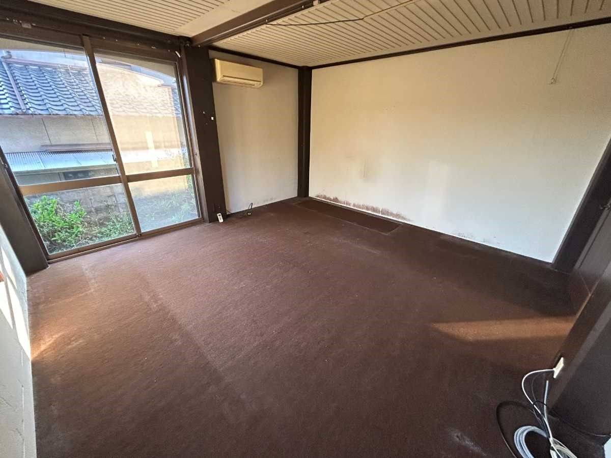 《1F洋室》広々とした洋室なのでリビングとして使えます！（2025年10月撮影）※リフォーム前写真