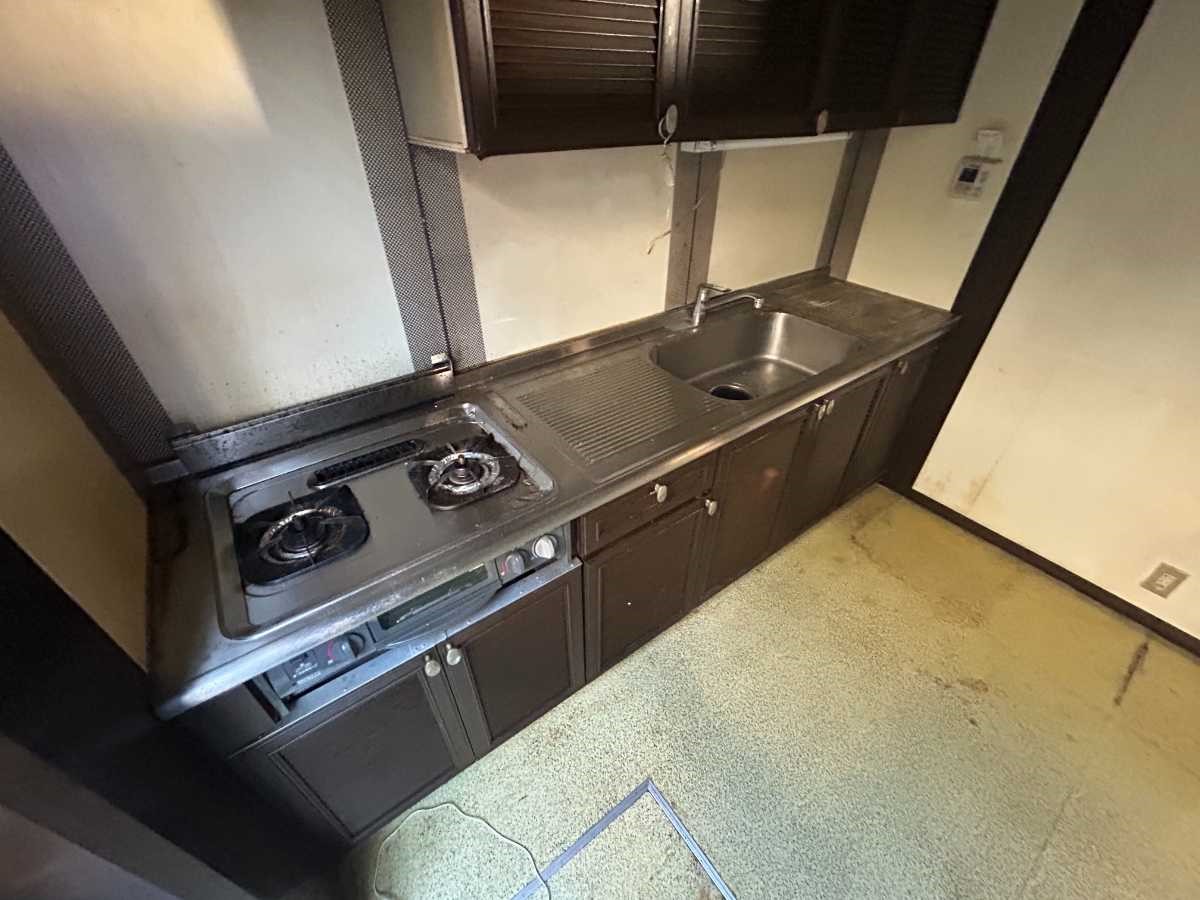 《ダイニングキッチン》収納豊富なキッチンは使い勝手が良いです♪（2025年10月撮影）※リフォーム前写真