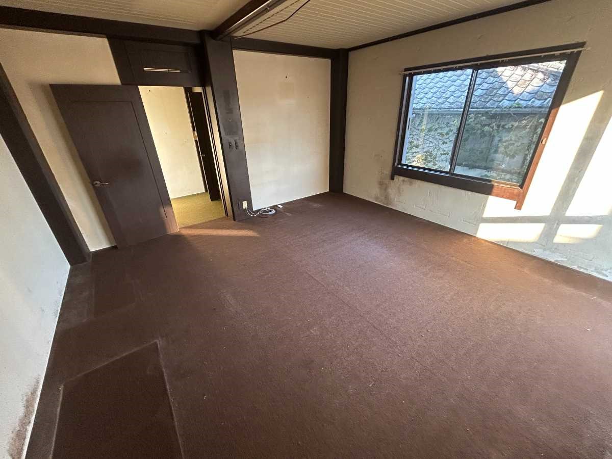 《1F洋室》ゆとりのある空間です♪（2025年10月撮影）※リフォーム前写真