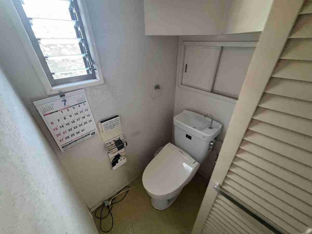 《トイレ》窓がついているので換気もらくらく！（2025年10月撮影）※リフォーム前写真