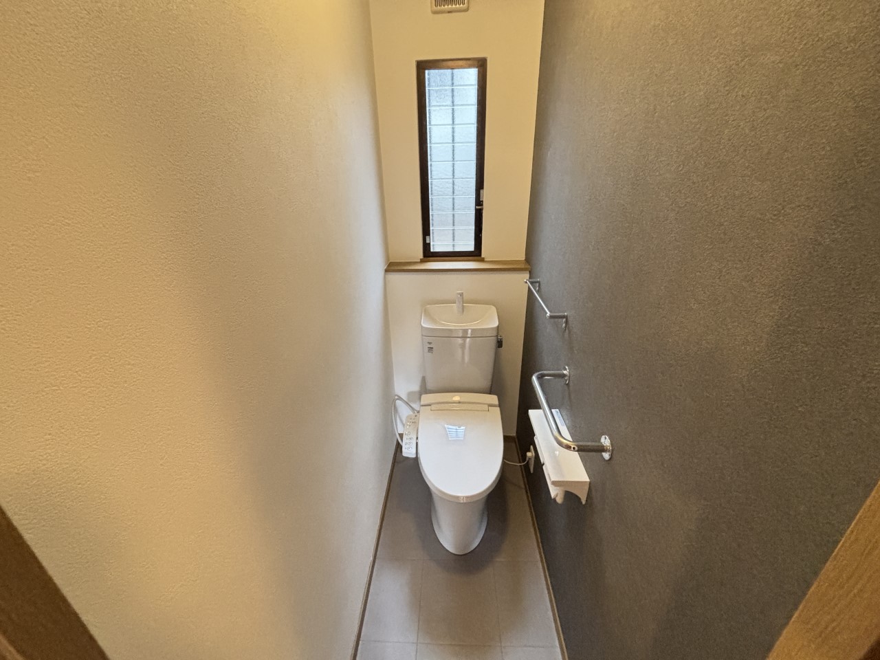 《トイレ》クロス張替え、床はフロアタイルに張り替えました。トイレも新品へ交換済です♪（2026年2月撮影）※リフォーム後写真