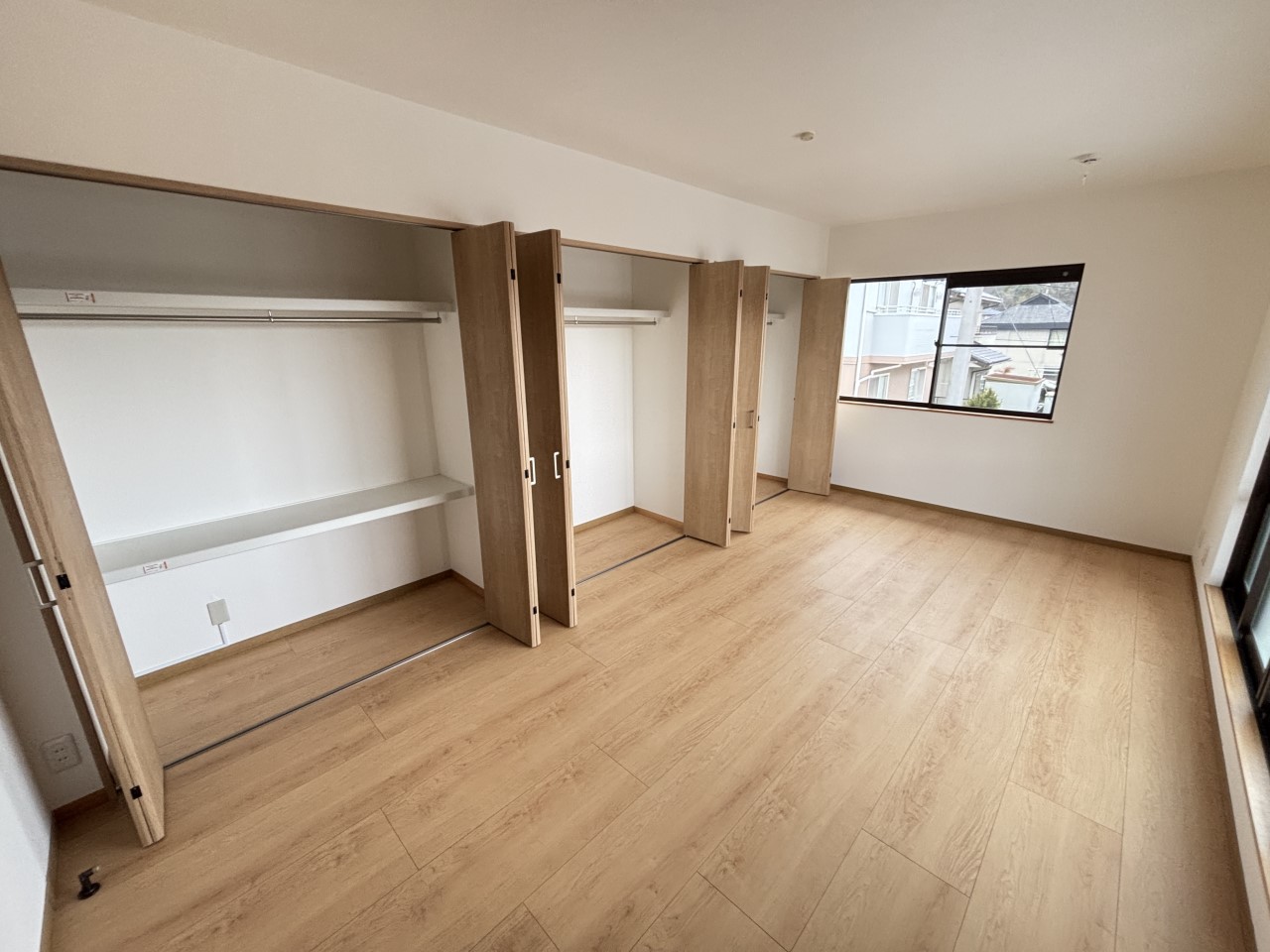 《洋室》たくさんの収納がある部屋で衣類もたくさん収納できます！！（2026年2月撮影）※リフォーム後写真