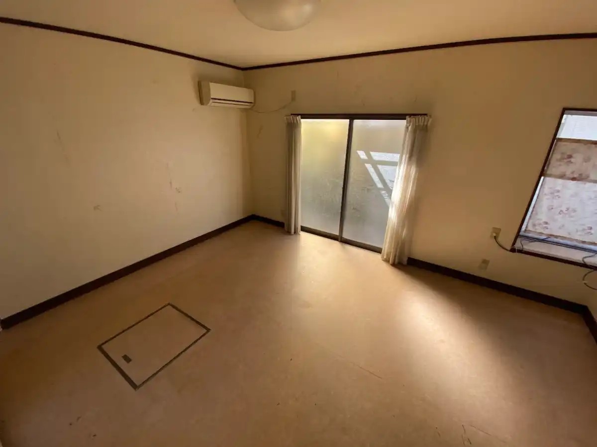 《リビング》日当たり良好のリビングです。（2025年11月撮影）※リフォーム前写真