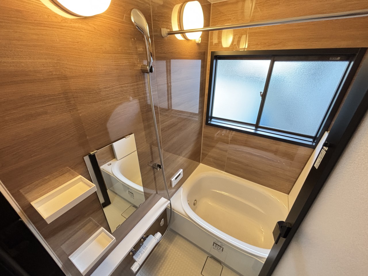 《浴室》窓がついていてすぐに換気ができるのでカビができにくくなります♪（2026年3月撮影）※リフォーム後写真