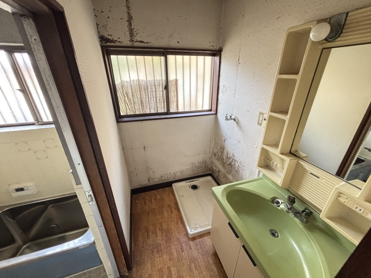 【洗面所】窓付き洗面所で湿気がこもらず、毎日清潔な空間を保ちます♪※2026年3月撮影