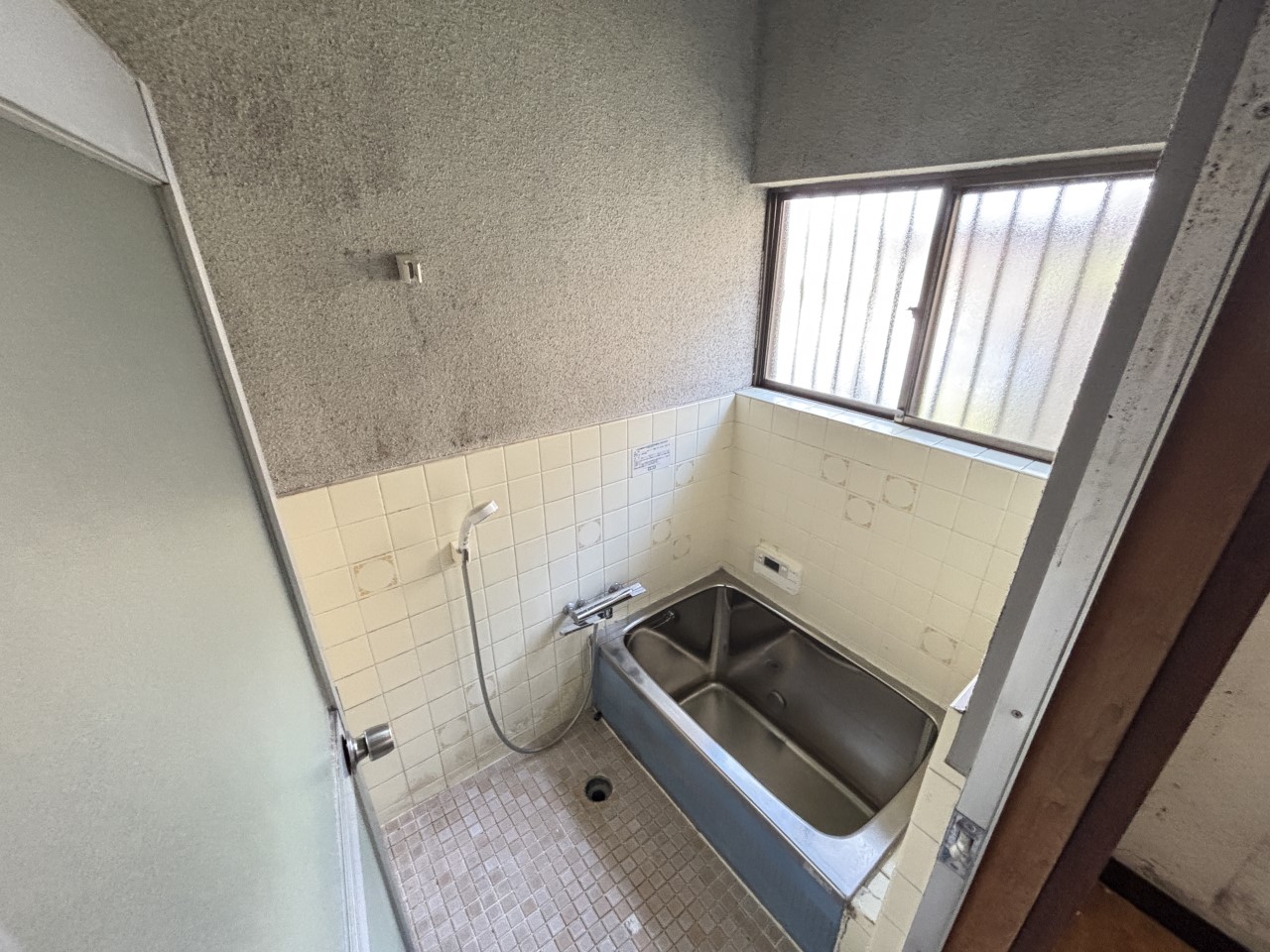 【浴室】窓付きで換気もスムーズなタイル貼りのバスルーム♪※2026年3月撮影